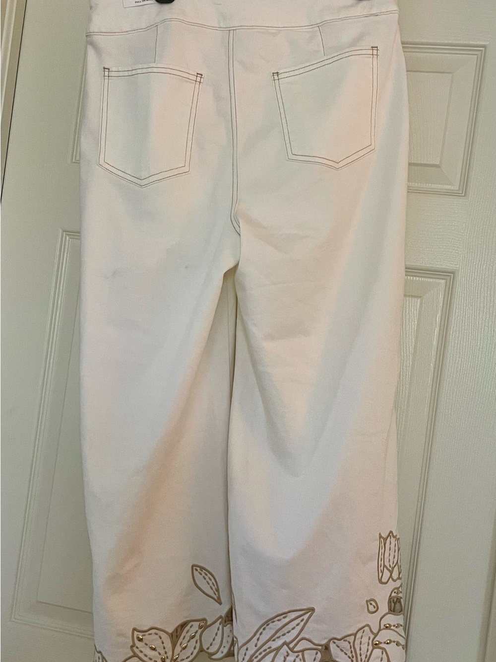 Chico’s White Cropped Wide-Leg Pants with Gold Floral Embroidery Cutouts - Picture 5 of 9
